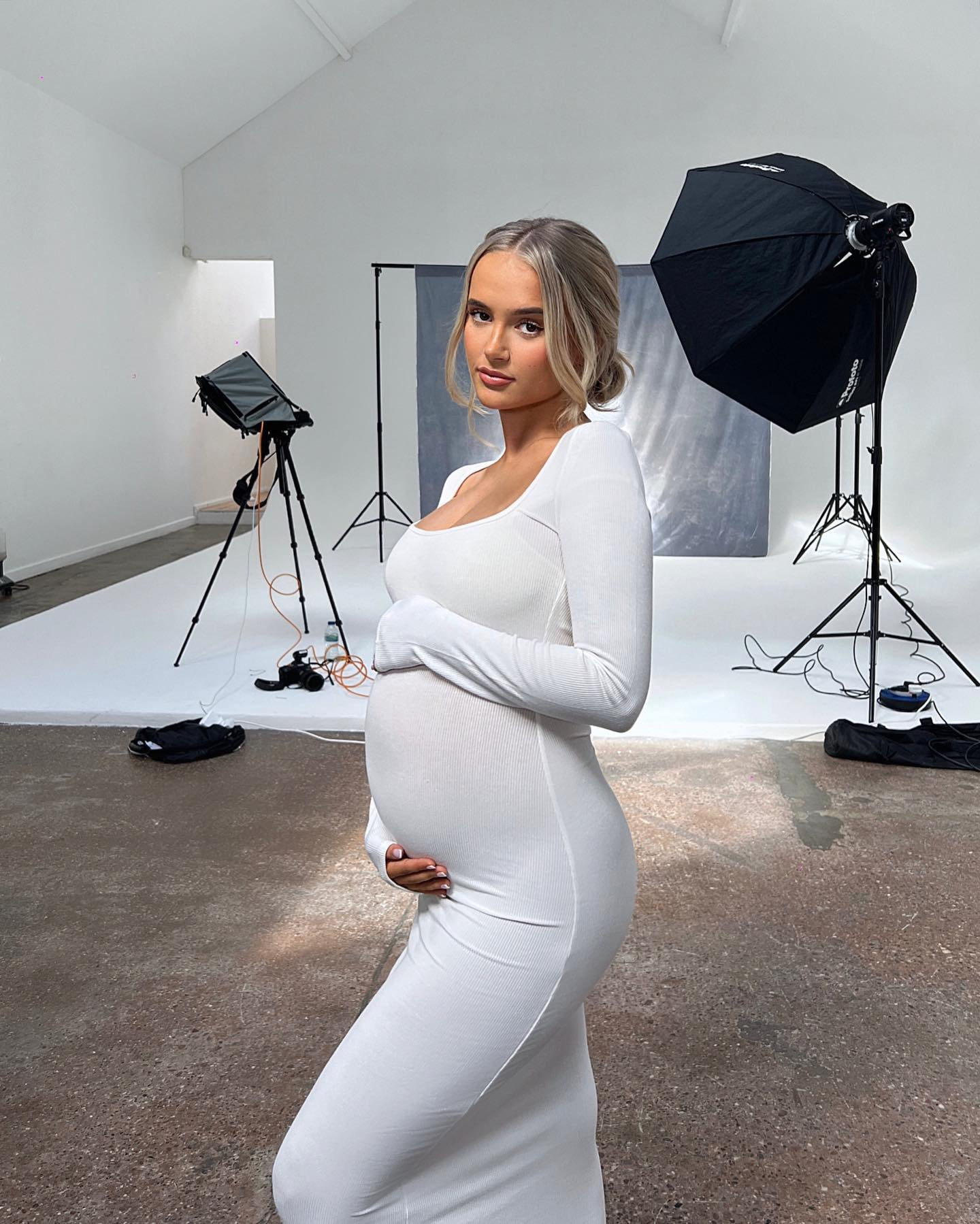 MollyMae shows off baby bump TheNiche